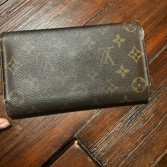 Louis Vuitton Wallet - Picture 2 of 3